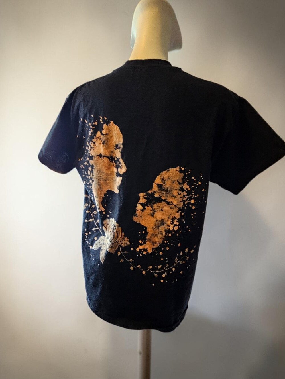 Handpainted T-shirt featuring stylized women and florals - Picture 2 of 4